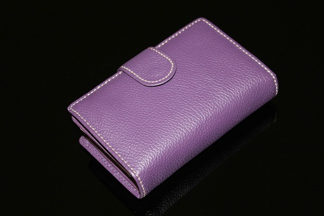 fialová peněženka