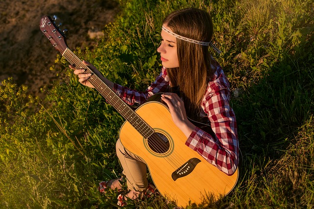 děvče s kytarou